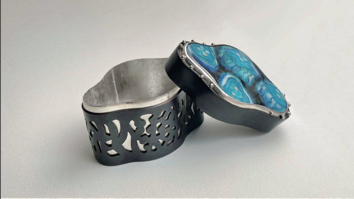 ﻿Floating In The Dark (box)