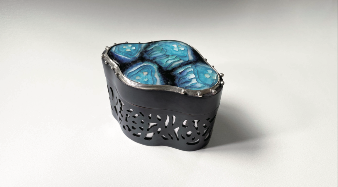 ﻿Floating In The Dark (box)-0